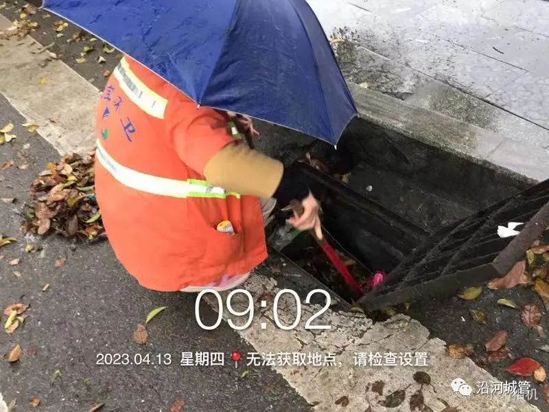 沿河城管 清掏雨水篦子，筑牢城市防汛備汛防線